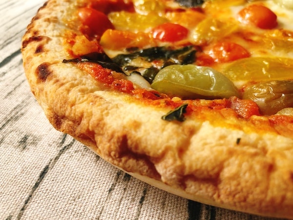 ビッグベアーズの冷凍ピザ「カラフルトマトのマルゲリータ」の生地