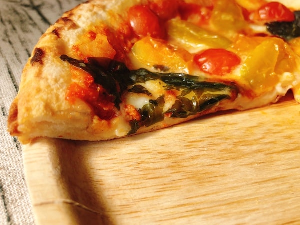 ビッグベアーズの冷凍ピザ「カラフルトマトのマルゲリータ」の断面