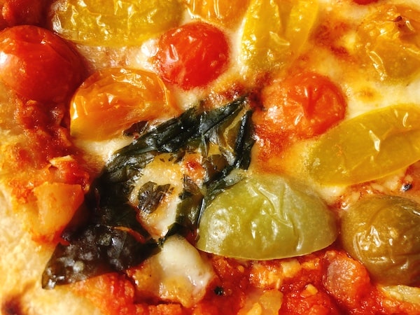 ビッグベアーズの冷凍ピザ「カラフルトマトのマルゲリータ」のバジル