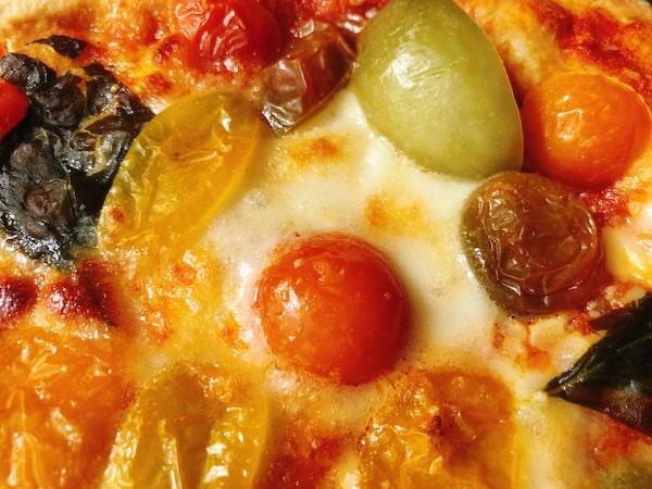 ビッグベアーズの冷凍ピザ「カラフルトマトのマルゲリータ」のトマト