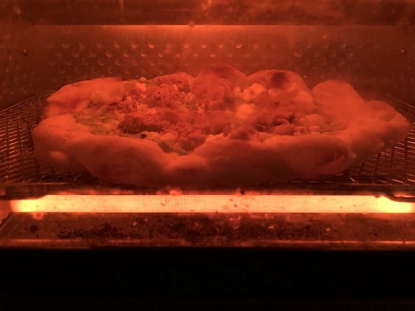 PST Roppongiの冷凍ピザ「バジルクリーム旨辛ソーセージ」をオーブントースターで焼く