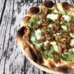 【PST新作】冷凍ピザ「バジルクリーム旨辛ソーセージ」爽やかな旨味がクセになる!