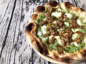 【PST新作】冷凍ピザ「バジルクリーム旨辛ソーセージ」爽やかな旨味がクセになる！