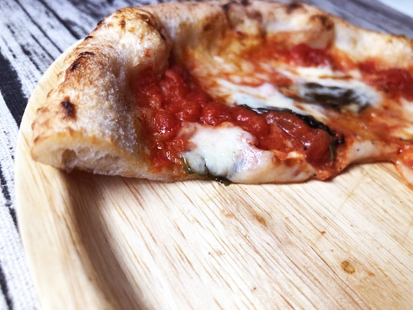 チェザリの冷凍ピザ「匠ピッツァ・マルゲリータ」の断面