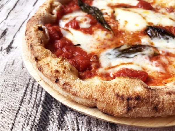 チェザリの冷凍ピザ「匠ピッツァ・マルゲリータ」のコルニチョーネ（縁）