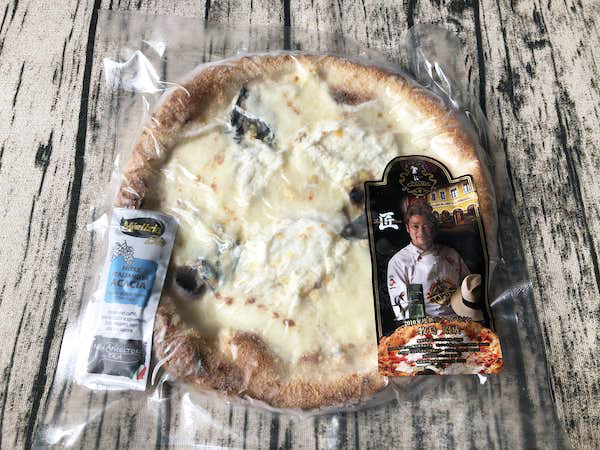 チェザリの冷凍ピザ「匠ピッツァ・クアトロフォルマッジ」のパッケージ