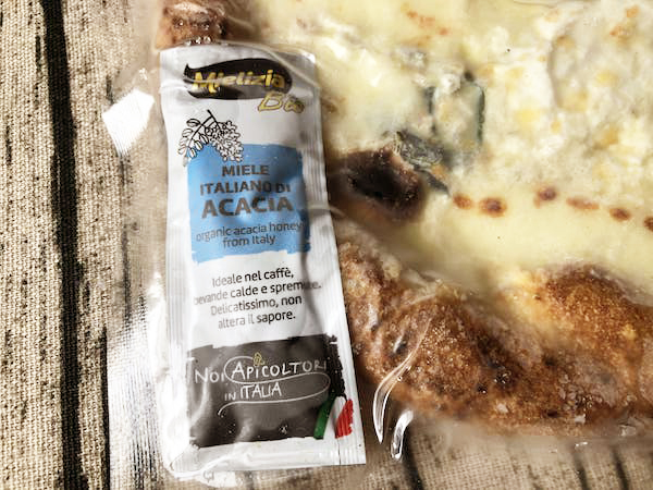 チェザリの冷凍ピザ「匠ピッツァ・クアトロフォルマッジ」に付属するアカシア蜂蜜