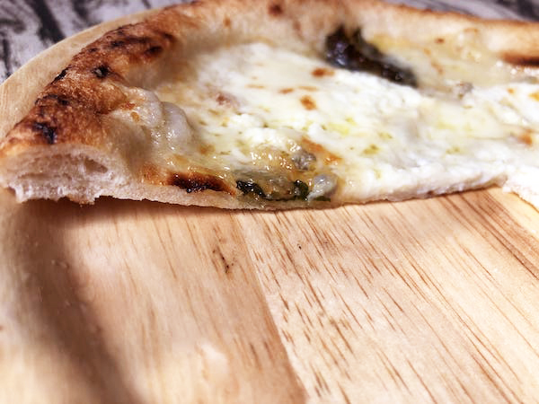 チェザリの冷凍ピザ「匠ピッツァ・クアトロフォルマッジ」の断面