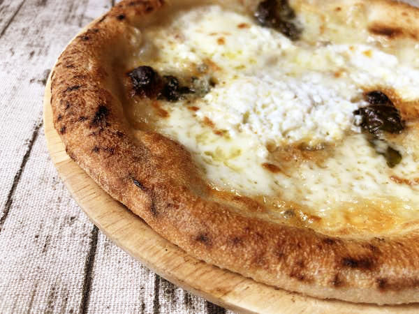 チェザリの冷凍ピザ「匠ピッツァ・クアトロフォルマッジ」のコルニチョーネ（縁）