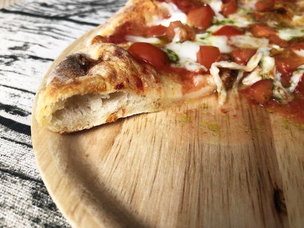 PST Roppongiの冷凍ピザ「贅沢すぎるマルゲリータ」の断面