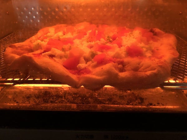 PST Roppongiの冷凍ピザ「贅沢すぎるマルゲリータ」をオーブントースターで焼く