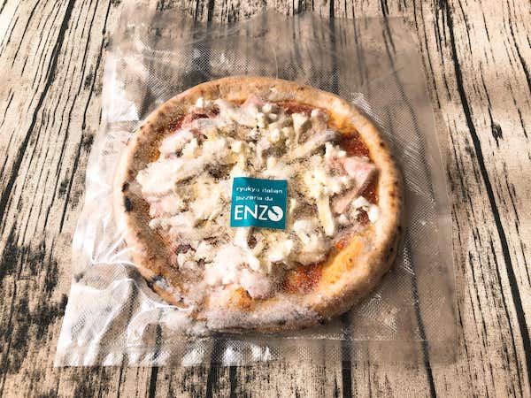 Pizzeria da ENZOの冷凍ピザ「琉球カルネミスト」のパッケージ