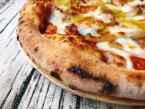 Pizzeria da ENZOの冷凍ピザ「琉球カルネミスト」のコルニチョーネ