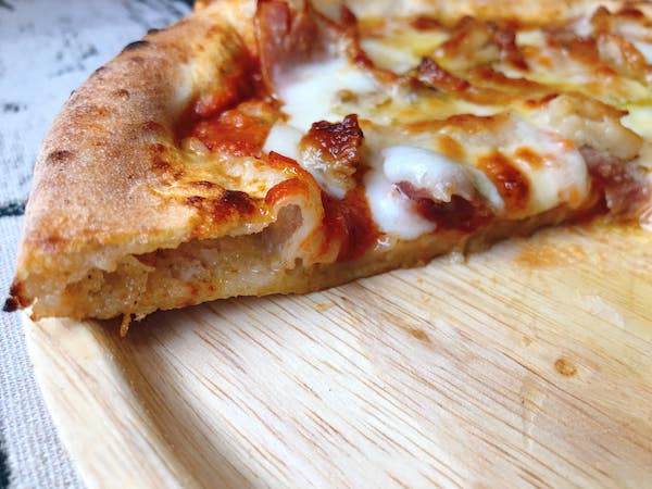 Pizzeria da ENZOの冷凍ピザ「琉球カルネミスト」の断面