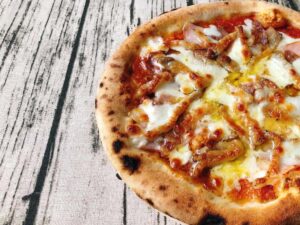 【肉好き必見】ENZOの冷凍ピザ「琉球カルネミスト」飽きないジューシー肉ピザ!