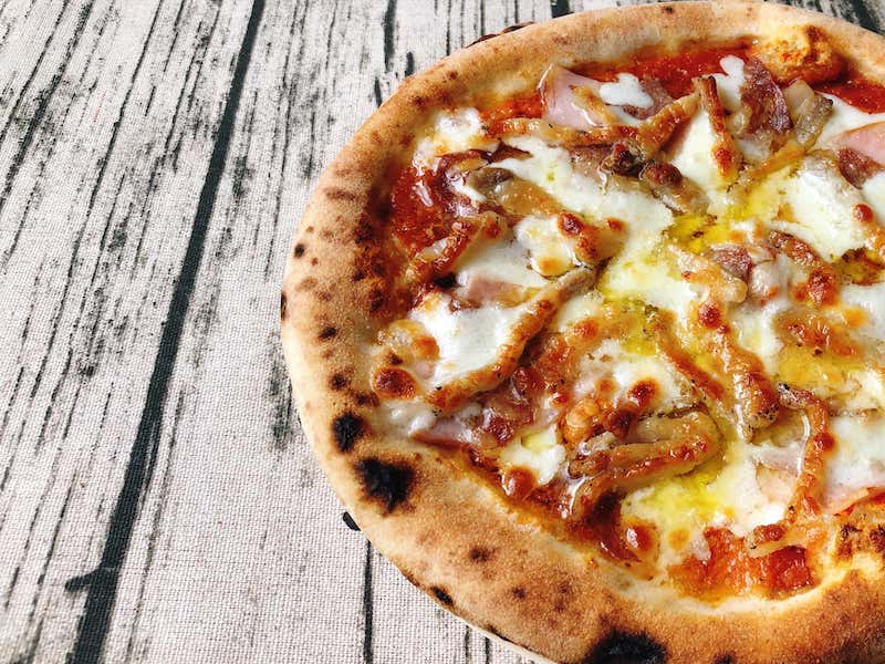 【肉好き必見】ENZOの冷凍ピザ「琉球カルネミスト」飽きないジューシー肉ピザ！