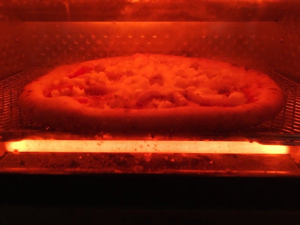 Pizzeria da ENZOの冷凍ピザ「琉球カルネミスト」をオーブントースターで焼く