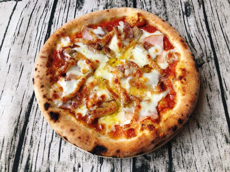 Pizzeria da ENZOの冷凍ピザ「琉球カルネミスト」焼き上がり