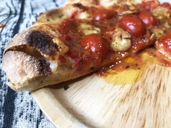 PST Roppongiの冷凍ピザ「特別なマリナーラ」の断面