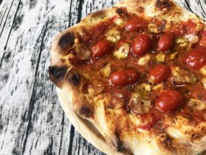 【解凍ナシで旨い!】PSTの冷凍ピザ「特別なマリナーラ」はシンプルな最高傑作!