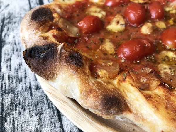 PST Roppongiの冷凍ピザ「特別なマリナーラ」のコルニチョーネ（縁）