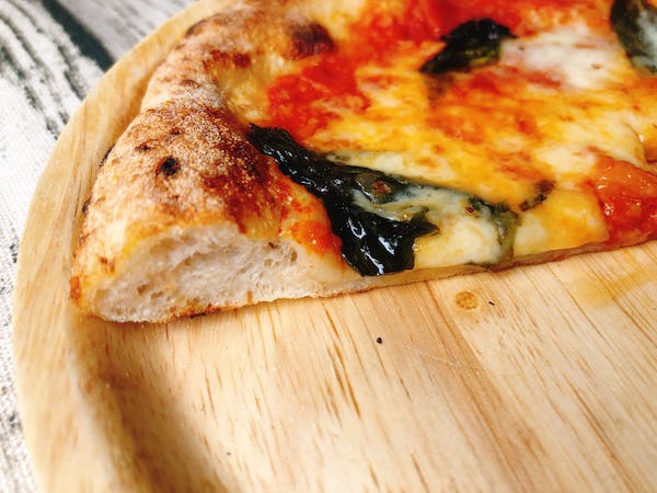 チェザリの冷凍ピザ「匠ピッツァ・マルゲリータ・エクストラ」の断面