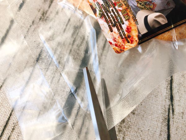 チェザリの冷凍ピザ「匠ピッツァ・マルゲリータ・エクストラ」をハサミで開封
