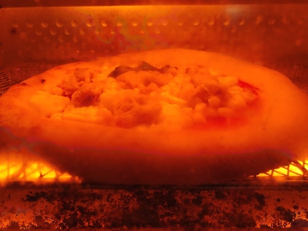 山のはちみつ屋の冷凍ピザ「ツナマヨコーンのピザ」オーブントースタで焼く