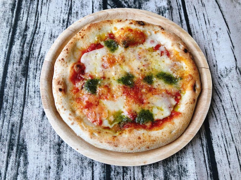 ファミリーマートお母さん食堂プレミアムの冷凍ピザ「マルゲリータピッツァ」出来上がり