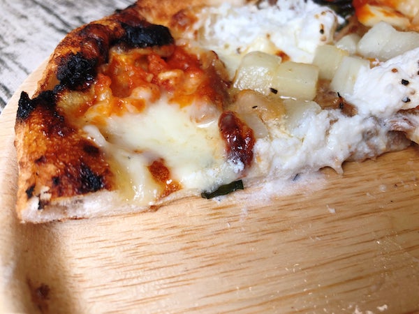 チェザリの冷凍ピザ「匠ピッツァ・ドンアドルフォ」の断面
