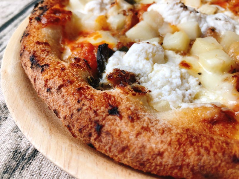 チェザリの冷凍ピザ「匠ピッツァ・ドンアドルフォ」の縁（コルニチョーネ）