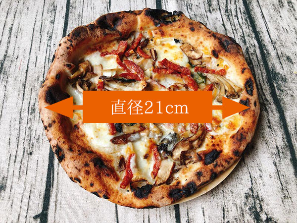 【ピリ辛刺激強め】バッカムニカの冷凍ピザ『キノコとサラミ』のサイズは直径21センチ