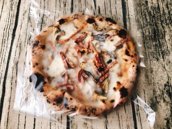 【ピリ辛刺激強め】バッカムニカの冷凍ピザ『キノコとサラミ』冷凍状態