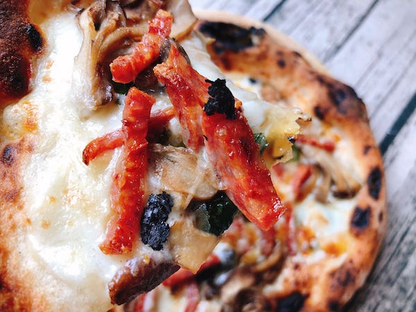 バッカムニカの冷凍ピザ『キノコとサラミ』