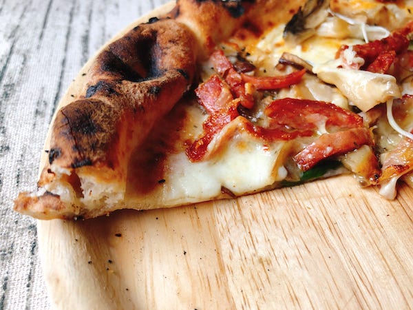 バッカムニカの冷凍ピザ『キノコとサラミ』の断面