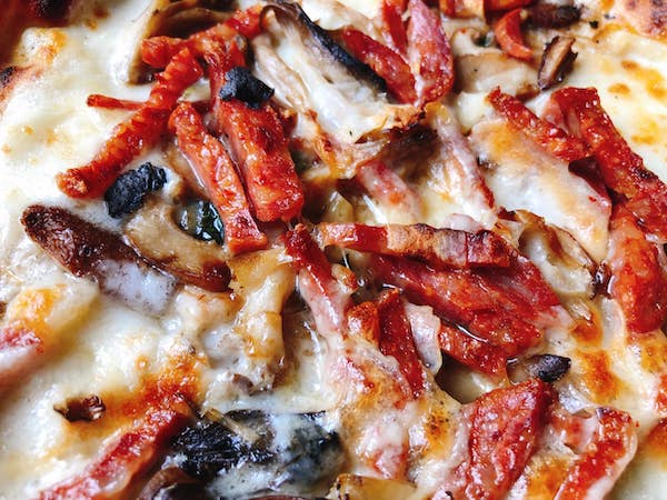 【ピリ辛刺激強め】バッカムニカの冷凍ピザ『キノコとサラミ』のピリ辛サラミたっぷり