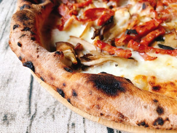 バッカムニカの冷凍ピザ『キノコとサラミ』の生地