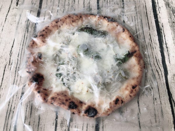 バッカムニカの冷凍ピザ「シラスとグリーンオリーブ」