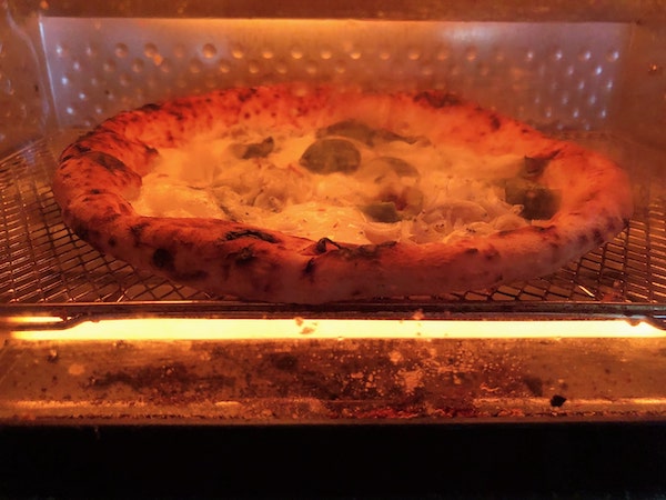 バッカムニカの冷凍ピザ「シラスとグリーンオリーブ」を焼く