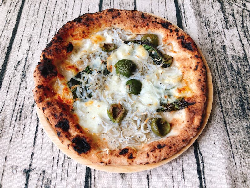 バッカムニカの冷凍ピザ「シラスとグリーンオリーブ」