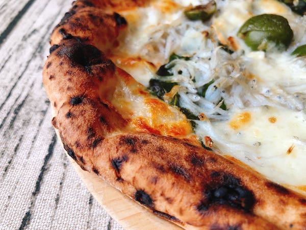 バッカムニカの冷凍ピザ「シラスとグリーンオリーブ」のコルニチョーネ（縁）