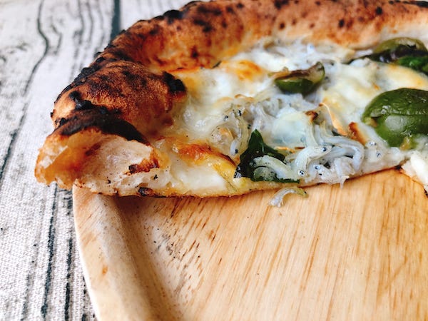 バッカムニカの冷凍ピザ「シラスとグリーンオリーブ」の断面