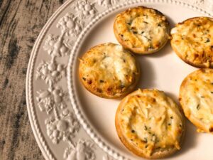 まるで小籠包！picard（ピカール）の冷凍ピザ「3種類のチーズのミニピッツァ（9個入）」を口コミレビュー！中からとろ〜りチーズが溢れる