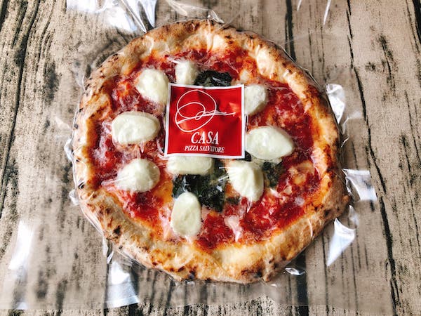 サルヴァトーレ・カーサの冷凍ピザ「プレミアムマルゲリータ」のパッケージ