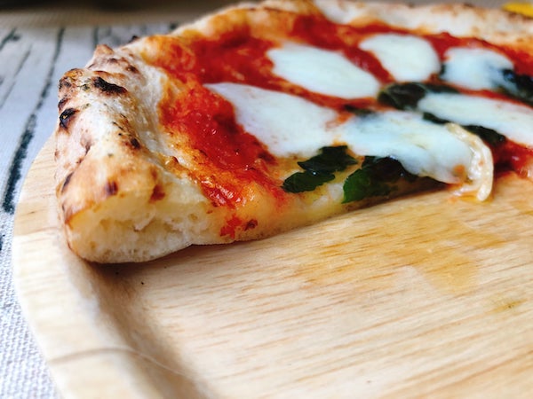 サルヴァトーレ・カーサの冷凍ピザ「プレミアムマルゲリータ」の断面