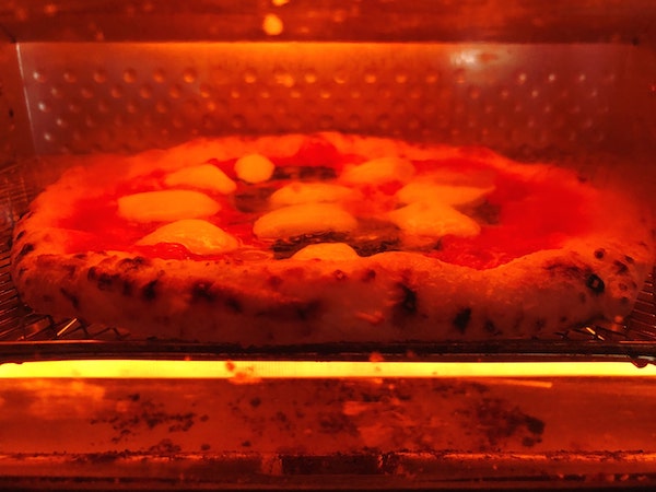 サルヴァトーレ・カーサの冷凍ピザ「プレミアムマルゲリータ」をオーブントースターで焼き上げる