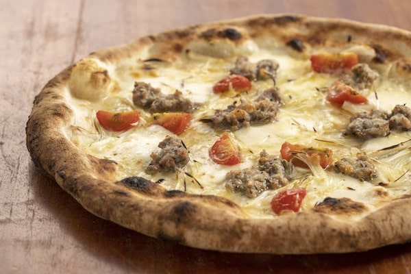 pizzeria da ENZOの通販ピザ「島らっきょうとサルシッチャ」