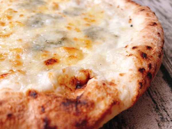 サルヴァトーレカーサの冷凍ピザ「4種のチーズのピッツァ」の生地