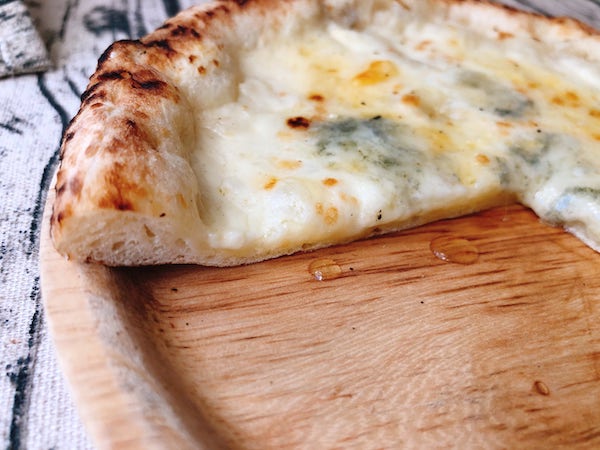 サルヴァトーレカーサの冷凍ピザ「4種のチーズのピッツァ」の断面
