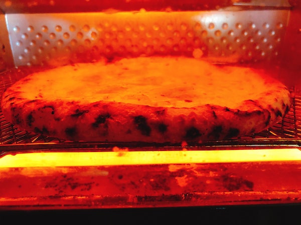 サルヴァトーレカーサの冷凍ピザ「4種のチーズのピッツァ」をオーブントースターで焼き上げる